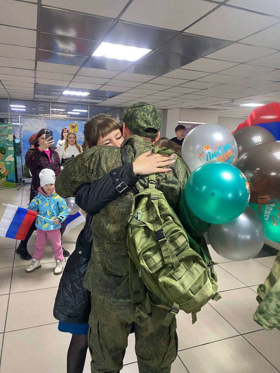 Читинский медколледж вновь торжественно встретил бойцов с СВО в аэропорту